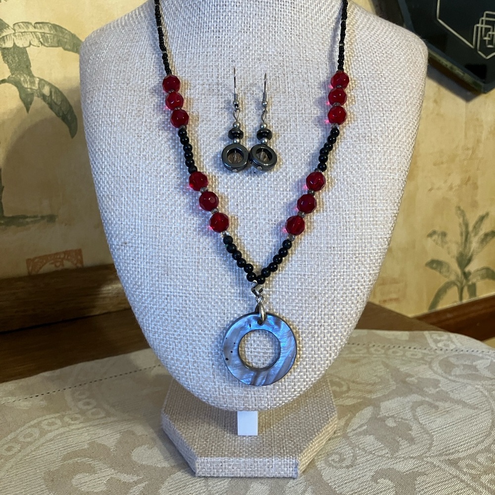 MOTHER OF PEARL PENDANT ON SEED BEAD AND CRYSTAL CHAIN / MATCHED EARRINGS - Picture 4 of 11